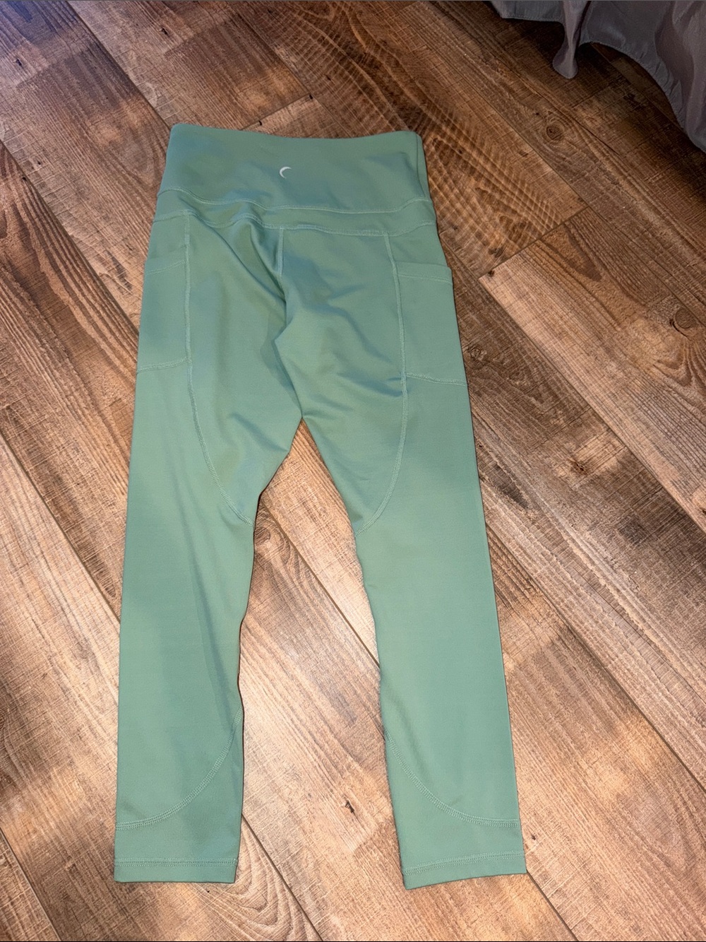 ZYIA Moss Pocket Light n Tight Capri 20” (4) - Picture 2 of 2